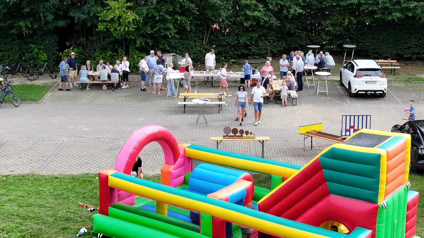 Rückblick: Besucherinnen und Besucher beim Schnack und Spiel auf dem Dorfplatz Cappeln am 16. August 2026